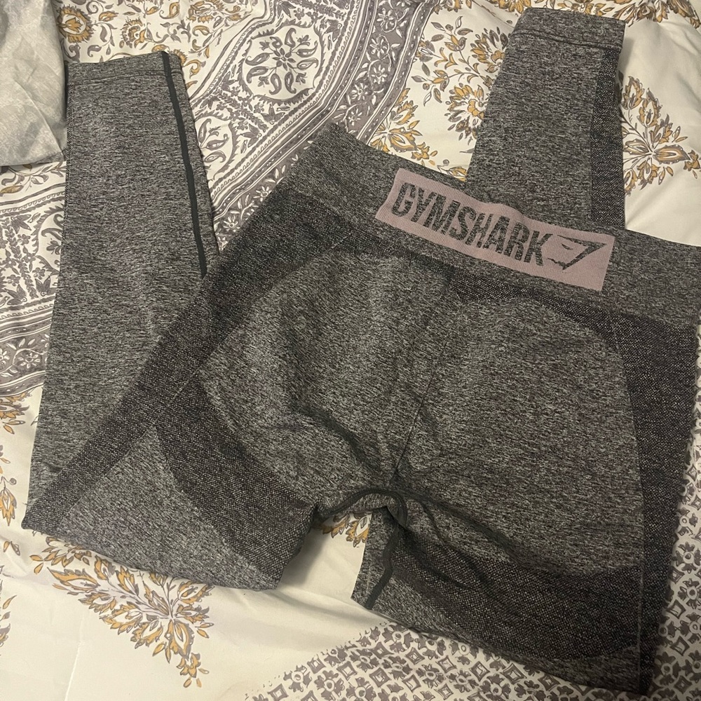 Gym shark leggings good shape worn only a few times no sign of wear 🙃